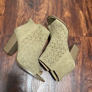 Restriced Tan Ankle Booties Size 8